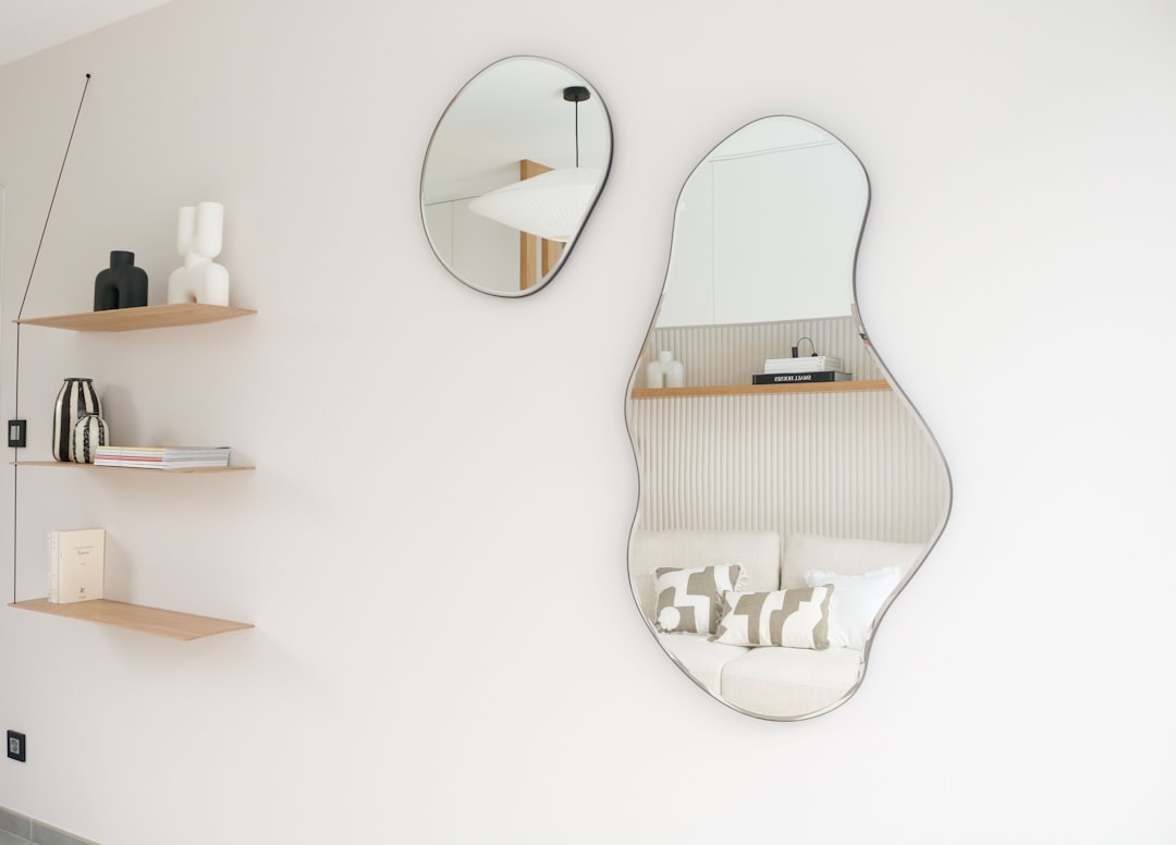 Revêtements orac decor et miroir ferm living pour une décoration minimaliste et scandinave dun espace de home office hybride chambre damis.